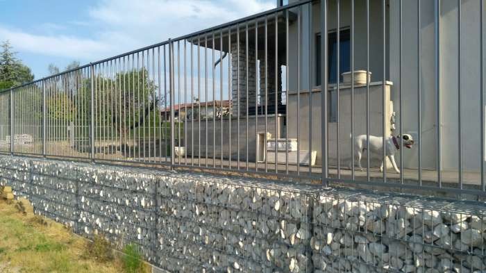 Muretto in gabbioni elettrosaldati con recinzione applicata